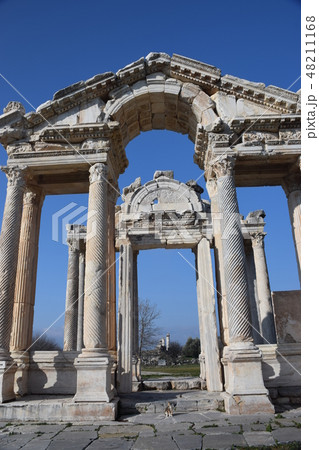 トルコ 世界遺産 アフロディスィアス遺跡 テトラピロン 正面 トルコ 世界遺産 アフロディスィアス遺跡 テトラピロン 正面 48211168