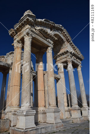 トルコ 世界遺産 アフロディスィアス遺跡 テトラピロン 斜め横 トルコ 世界遺産 アフロディスィアス遺跡 テトラピロン 斜め横 48211169