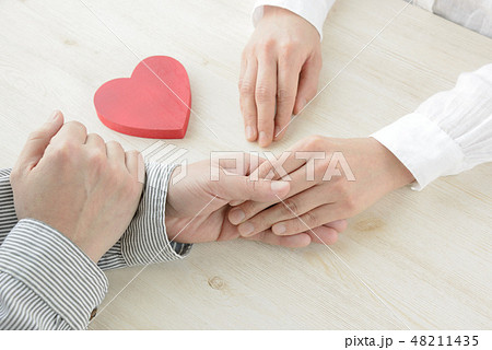 仲良し夫婦・カップルイメージ―春物衣料着用バージョン 48211435