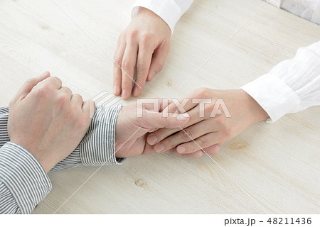 仲良し夫婦・カップルイメージ―春物衣料着用バージョン 48211436