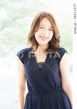 夏服の女性 48211477