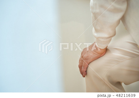 階段を上るシニア女性　高齢者　老人 48211639