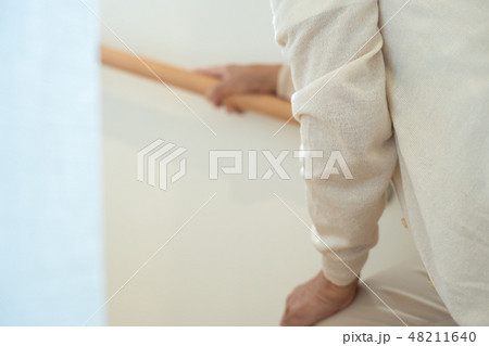 階段を上るシニア女性 高齢者 老人 階段を上るシニア女性 高齢者 老人 48211640