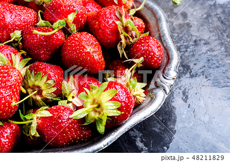 Fresh juicy strawberries 48211829