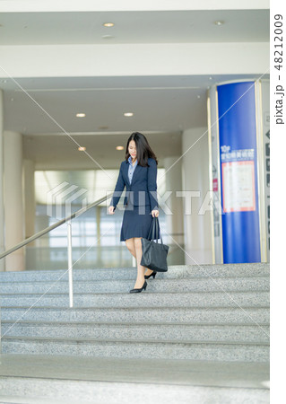 女性　オフィス 出社 48212009