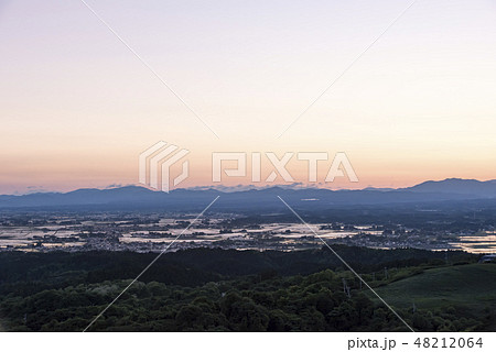 水田が光っている加護坊山山頂からの夕焼けの大崎耕土 48212064