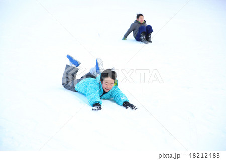 雪を楽しむ子どもたち 48212483