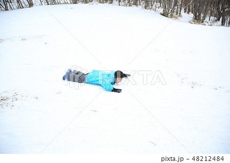雪を楽しむ子ども 雪を楽しむ子ども 48212484