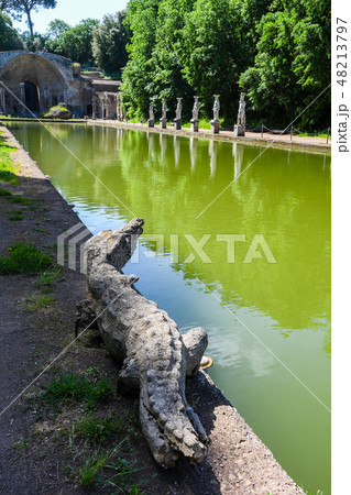 ハドリアヌスの別荘(ヴィッラ・アドリアーナ) カノプスのほとりのワニの像【ティヴォリ、イタリア】 ハドリアヌスの別荘(ヴィッラ・アドリアーナ) カノプスのほとりのワニの像【ティヴォリ、イタリア】 48213797