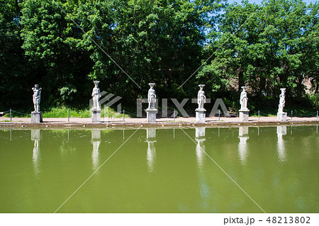 ハドリアヌスの別荘（ヴィッラ・アドリアーナ）カノプスのほとりのカリアティード【ティヴォリ、イタリア】 48213802