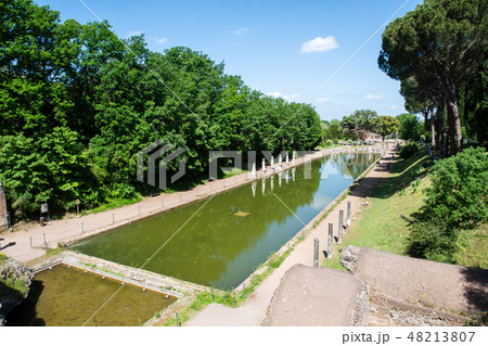 ハドリアヌスの別荘（ヴィッラ・アドリアーナ）　彫像に囲まれたカノプス【ティヴォリ、イタリア】 48213807