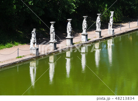 ハドリアヌスの別荘（ヴィッラ・アドリアーナ）カノプスのほとりのカリアティード【ティヴォリ、イタリア】 48213834