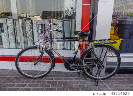 An old bicycle at old town in Dubai 48214629