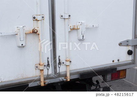 トラックの荷台の扉 48215617