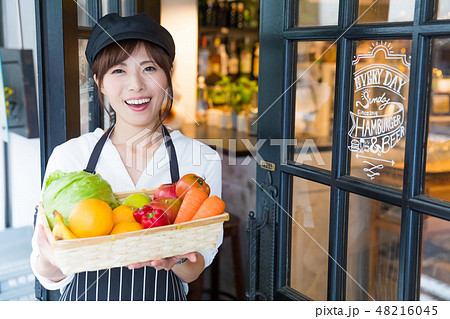 カフェ　カフェバー　レストラン　若い女性 48216045