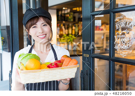 カフェ　カフェバー　レストラン　若い女性 48216050