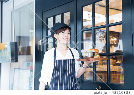カフェ　カフェバー　レストラン　若い女性 48216388