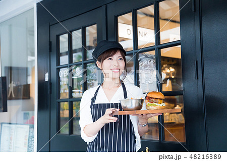 カフェ　カフェバー　レストラン　若い女性 48216389