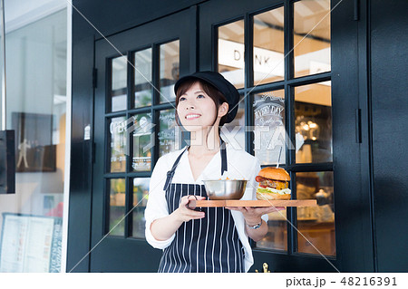 カフェ　カフェバー　レストラン　若い女性 48216391