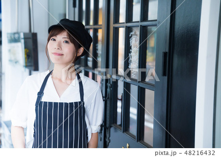 カフェ　カフェバー　レストラン　若い女性 48216432