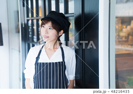 カフェ　カフェバー　レストラン　若い女性 48216435