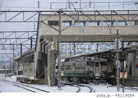 冬の会津若松駅に停車中の只見線キハ40 48219084