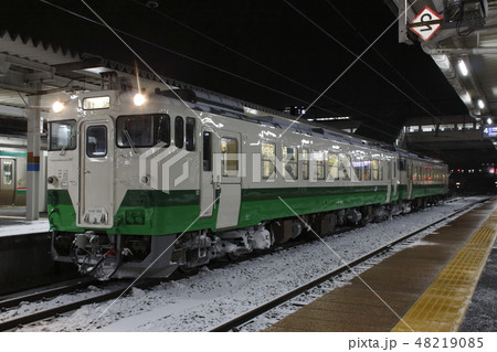 冬の会津若松駅に停車中の只見線キハ40 48219085