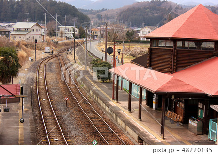 跨線橋から見た八高線明覚駅の駅舎とホーム(3) 跨線橋から見た八高線明覚駅の駅舎とホーム(3) 48220135