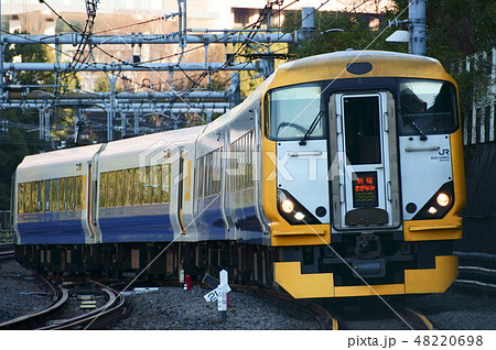 中央緩行線から快速線に転線するE257系・特急新宿さざなみ 48220698