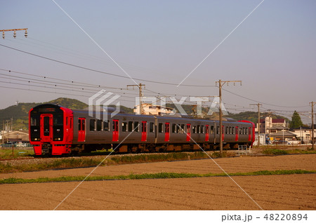 北九州の田園地帯を走る813系1100番台 48220894
