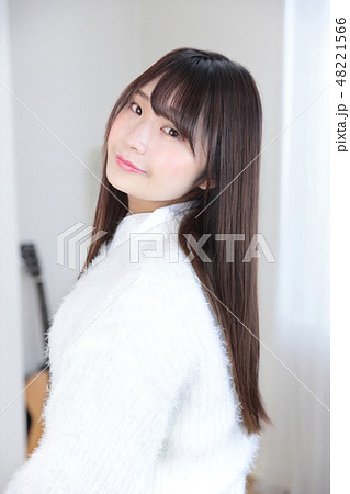 若い女性　ヘアスタイル 48221566