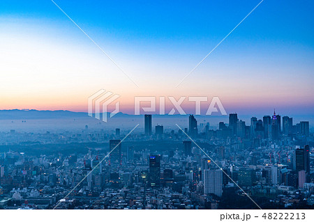 《東京都》雨上がり・霧に包まれた東京の夕景《新宿方面》 48222213