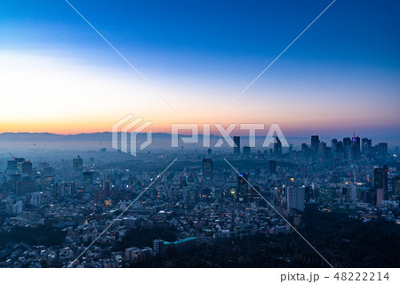 《東京都》雨上がり・霧に包まれた東京の夕景《新宿方面》 48222214