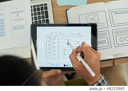 UI designer choosing color 48223085