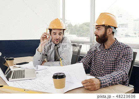 Architect suggesting to change blueprint 48223636