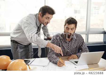 Architect helping coworker 48223688