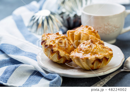 Traditional meat mini pies on a plate. 48224002