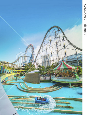 夏の青空に広がる後楽園のラクーアアミューズメント施設とショッピングセンターに立つ観覧車 48224925