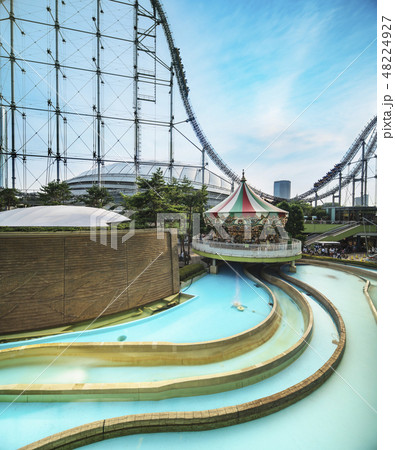 夏の青空に広がる後楽園のラクーアアミューズメント施設とショッピングセンターに立つ観覧車 48224927