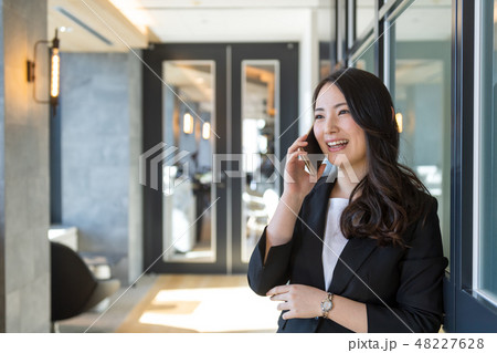 若い女性、ビジネスウーマン、スマホ 48227628
