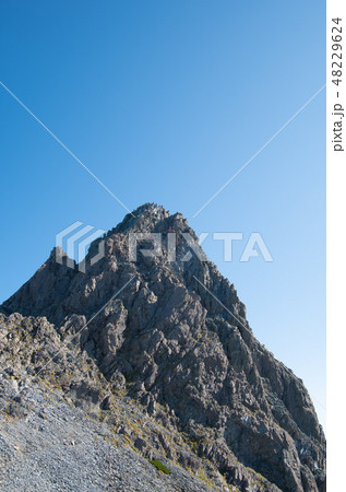 槍ヶ岳 槍の穂先と山頂を目指す登山客 無雪期の写真素材