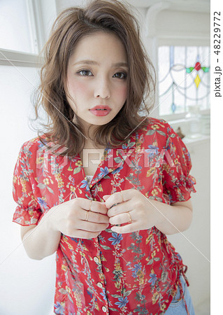 巻き髪 ボブスタイル 女性の写真素材
