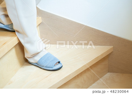 階段 シニア女性　高齢者　老人 48230064