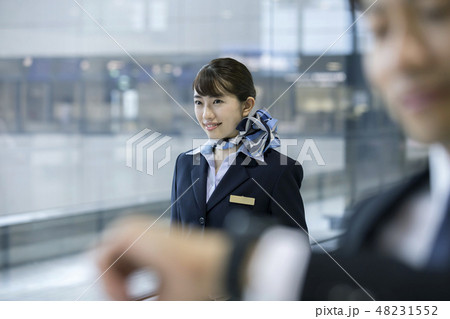 空港内の通路を歩くCA 48231552