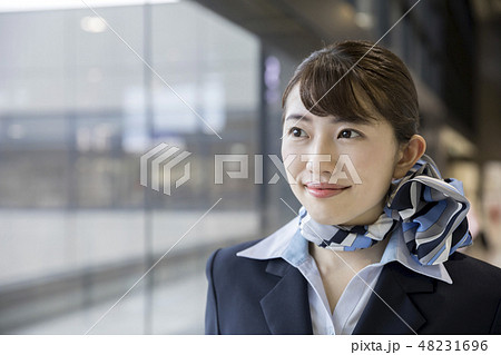 空港内の通路を歩くCA 空港内の通路を歩くCA 48231696