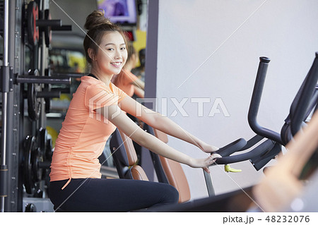 女性　フィットネスジム　スポーツウェア 48232076
