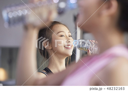女性　フィットネスジム　スポーツウェア 48232163