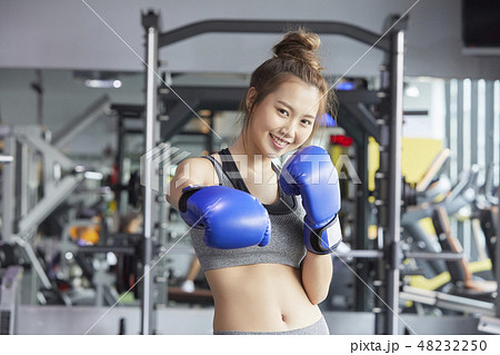 女性　フィットネスジム　スポーツウェア 48232250