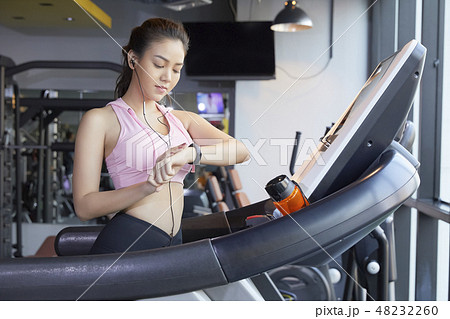 女性　フィットネスジム　スポーツウェア 48232260