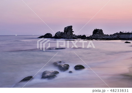 韓国 夕焼け 岩 48233631